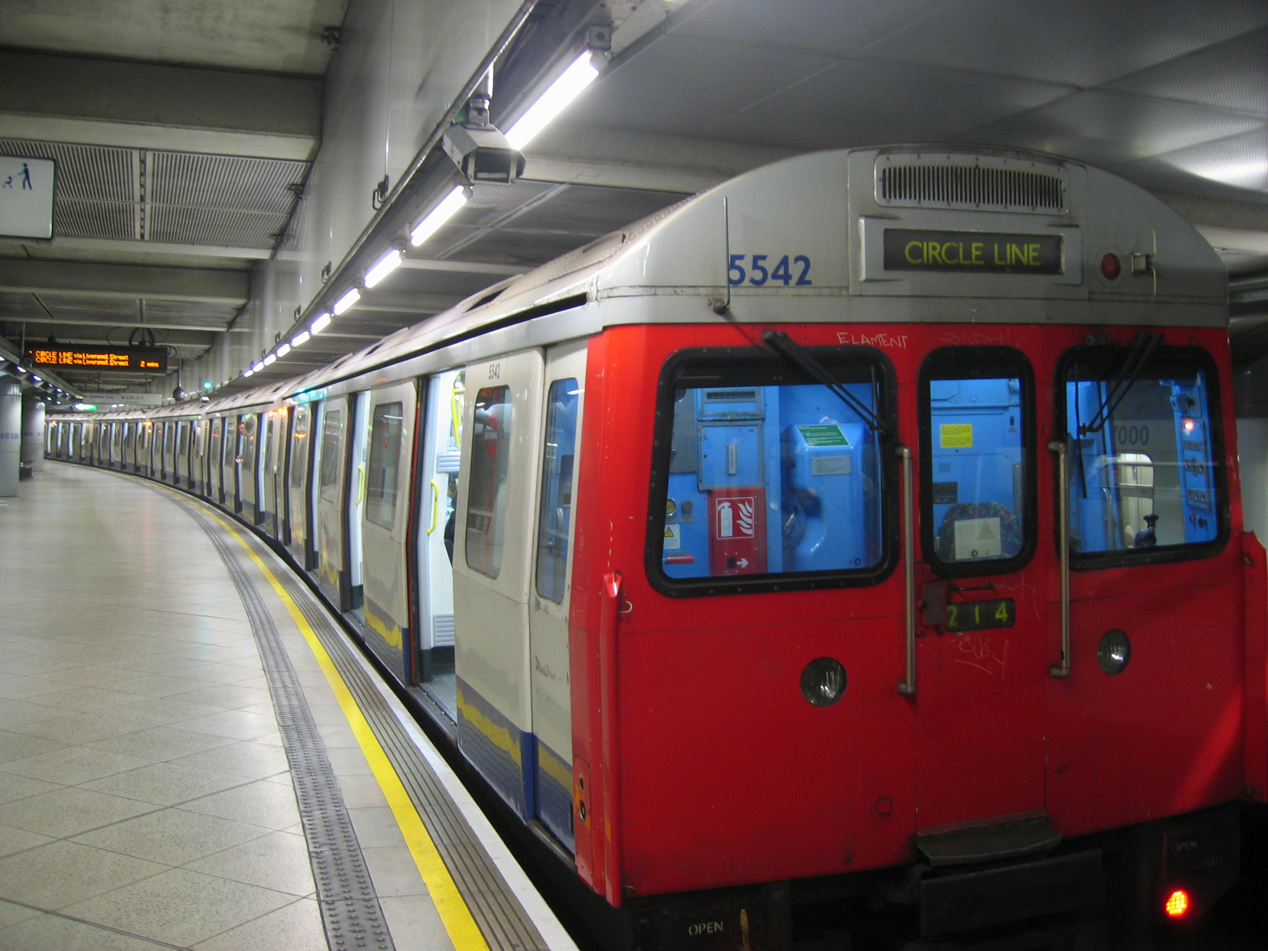 Включи видео про метро. Лондонский Метропоезд 1995 stock. Поезд метро. Метро транспорт. Подземный транспорт.
